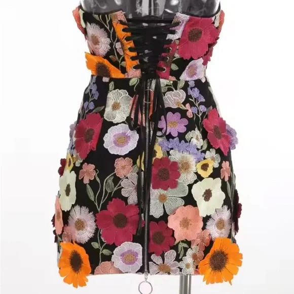 Elegant Floral Strapless Dress - Picture 2 of 4